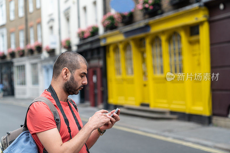 成年旅行者在伦敦街头用智能手机寻找方向