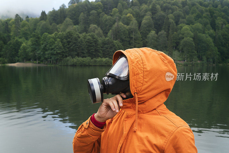 防毒面具橙色雨衣的人