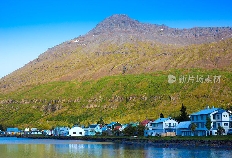 Seyðisfjörður(东峡湾)，冰岛:村庄和山在日落