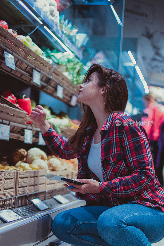 一个女人在杂货店里购物