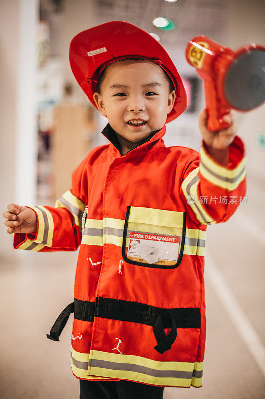 蹒跚学步的孩子穿着消防服