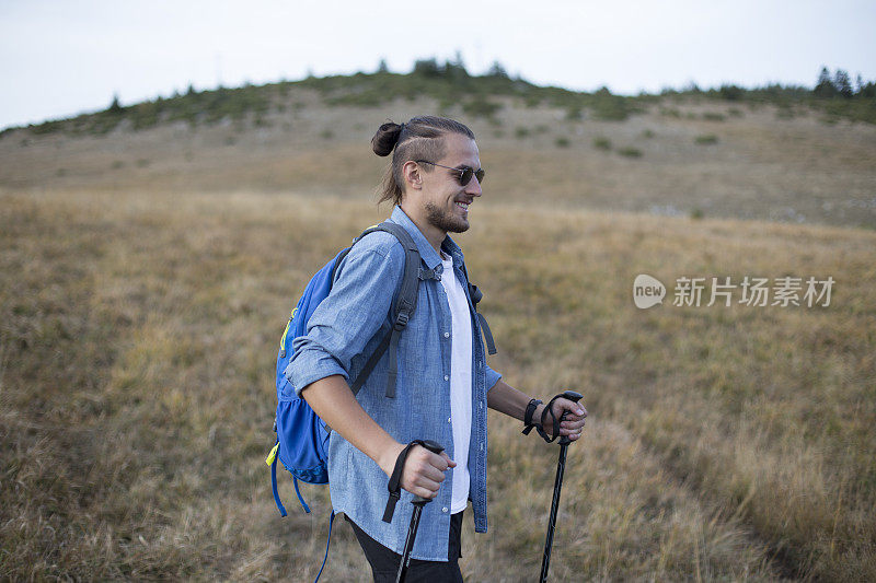 年轻人徒步旅行