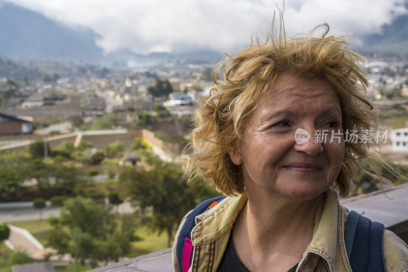 厄瓜多尔世界中心大厦的一位高级女士在风中微笑