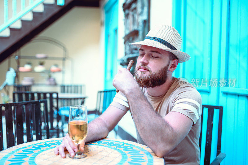 英俊的男人喜欢葡萄酒和雪茄