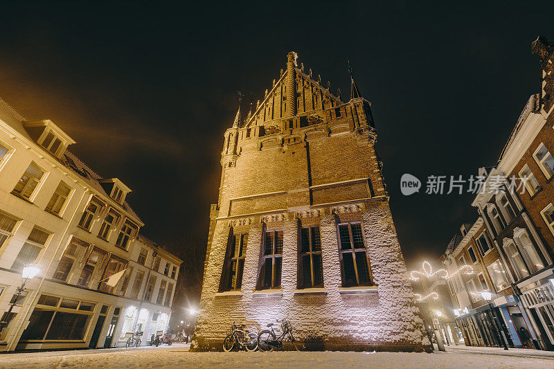 在一个寒冷的冬夜，荷兰的汉萨同盟城市坎彭的老市政厅