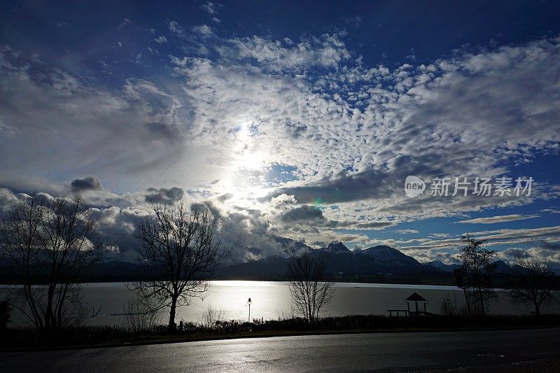 在Allgäu阿尔卑斯山的暴风雨和霍普芬西在前景。Ost-Allgau,巴伐利亚,德国。