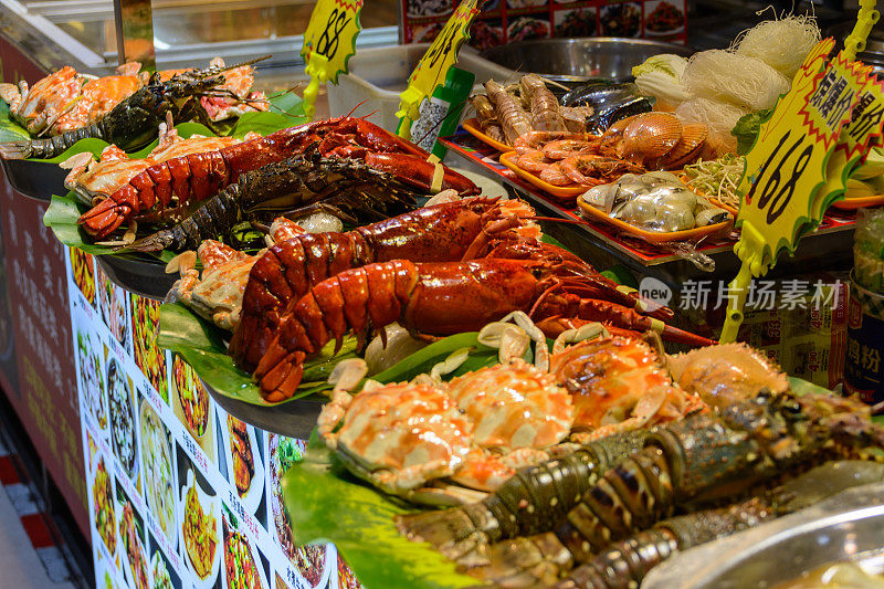 中国的各种新鲜海鲜。中国的街头食品。场外交易。