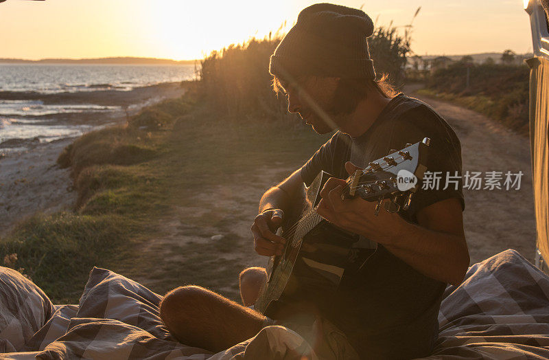 一个人在日落时弹吉他