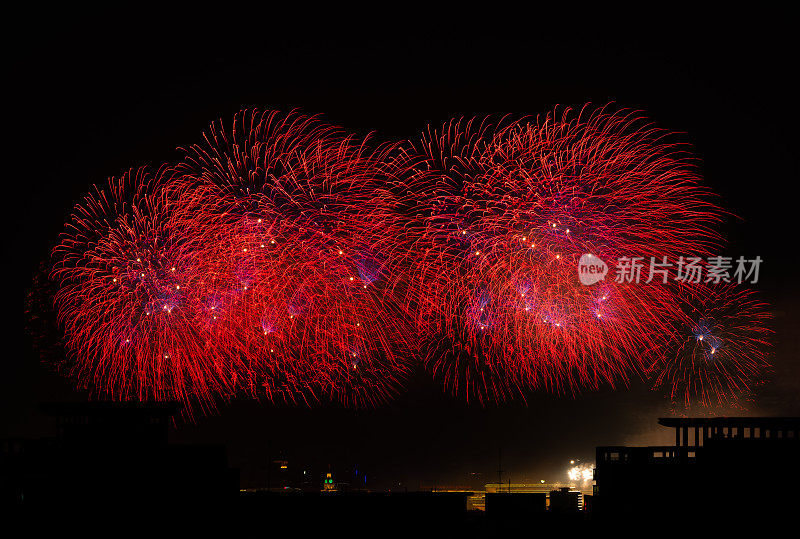 五颜六色的烟花在夜空中表演，庆祝新年的烟花