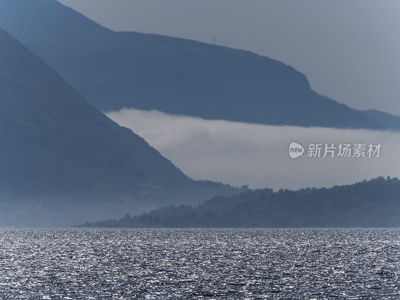 挪威峡湾的蓝色迷雾山