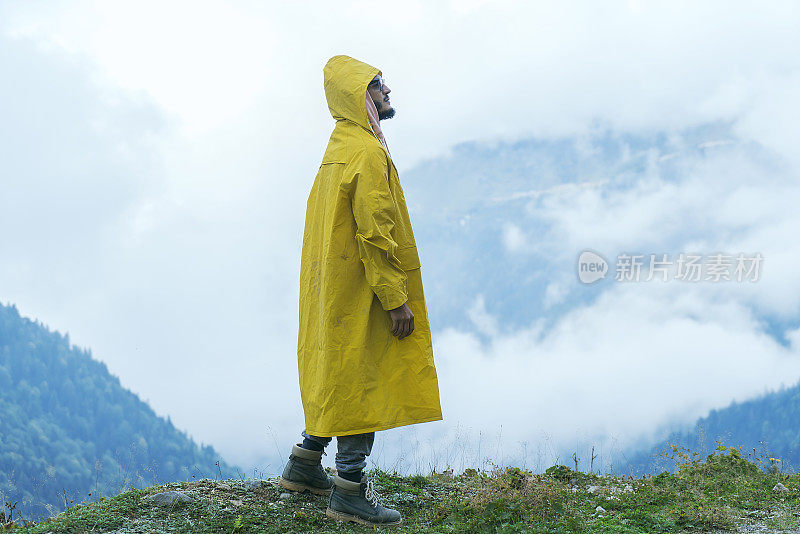 黄色雨衣的人