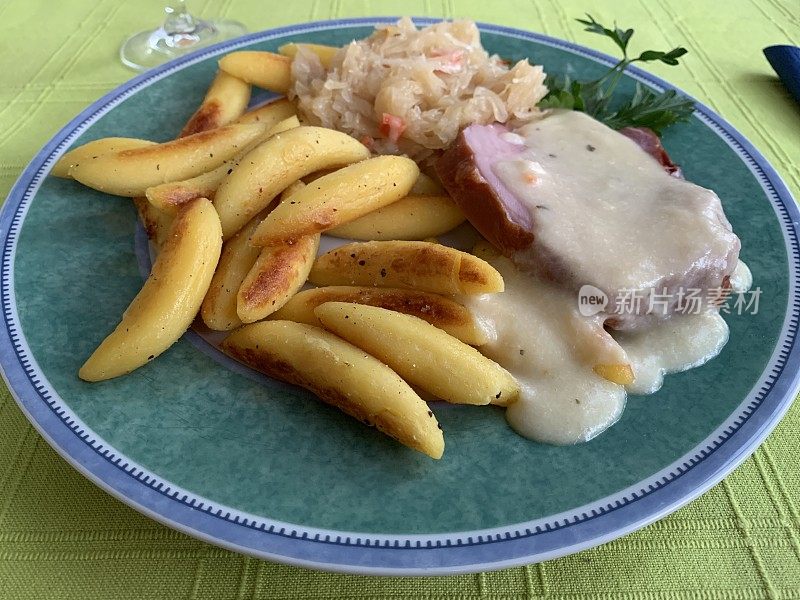 碗面肉和酸菜