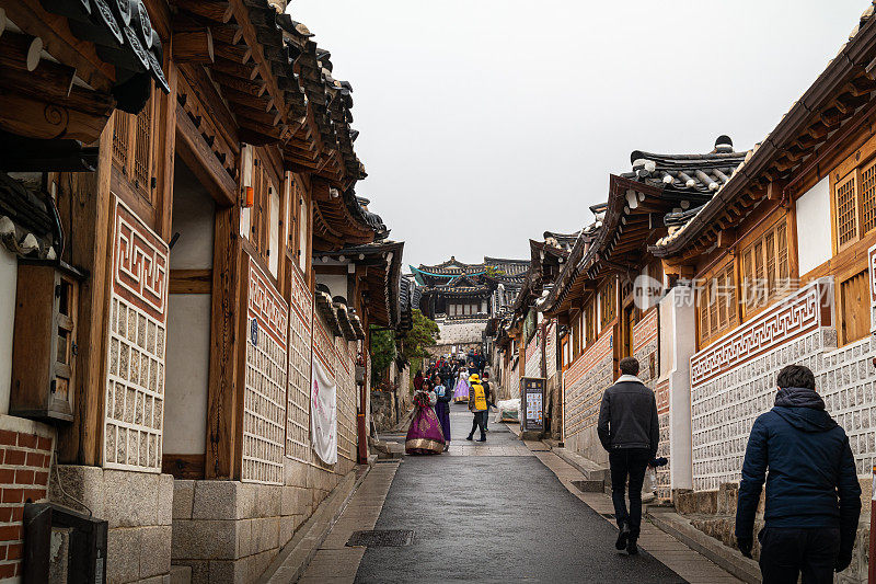 许多外国人参观韩国首尔的传统房屋