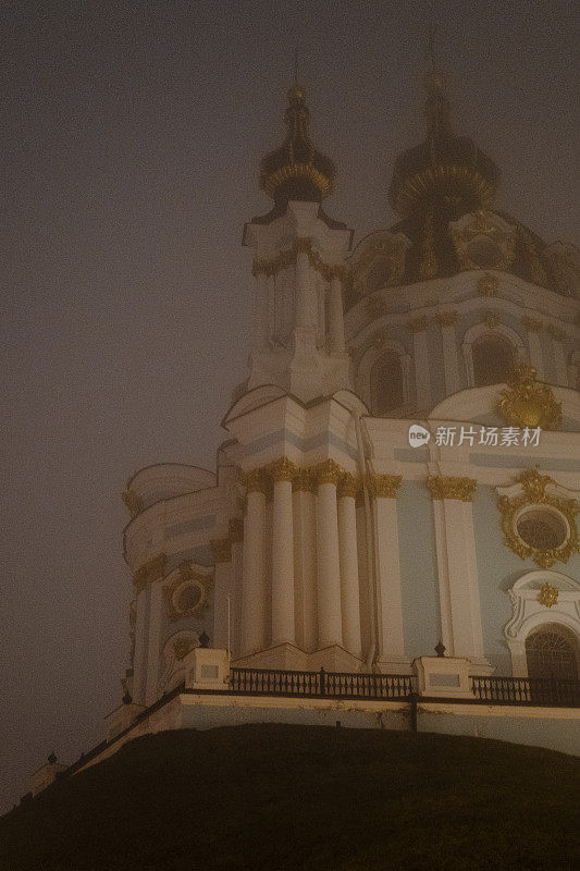 夜色中的圣安德鲁教堂，乌克兰基辅