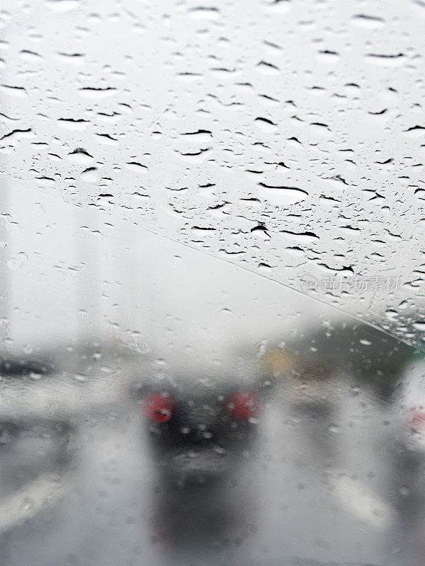 雨中在高速公路上开车，交通堵塞，在雨中在冬天开车