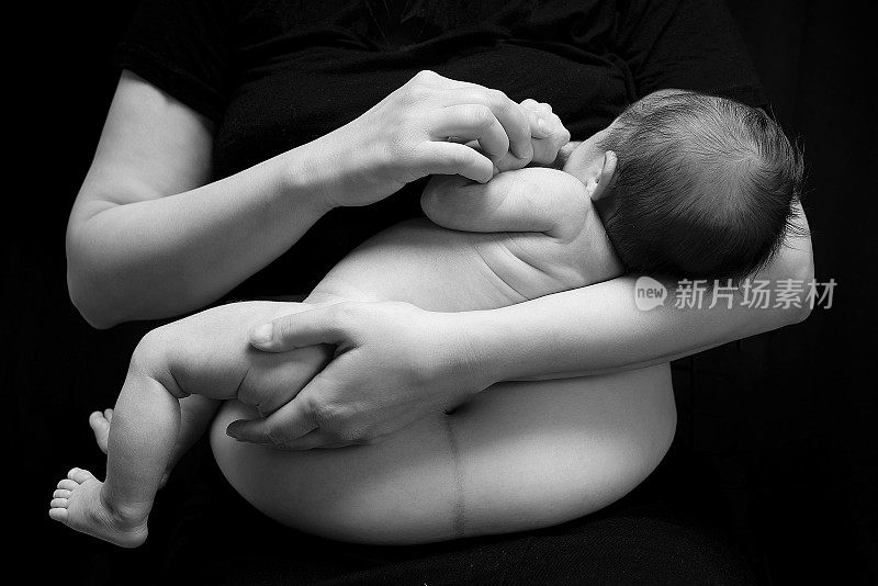 母亲在病房母乳喂养新生儿，第一次母乳喂养