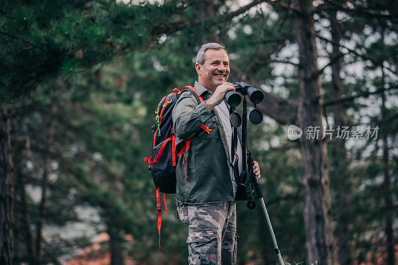 带一位老人到山上去用望远镜消遣