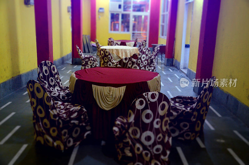婚礼大厅或其他功能设施设置为精致的餐饮，圆桌