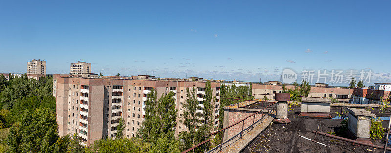 普里皮亚季(Pripyat)公寓楼楼顶的景色