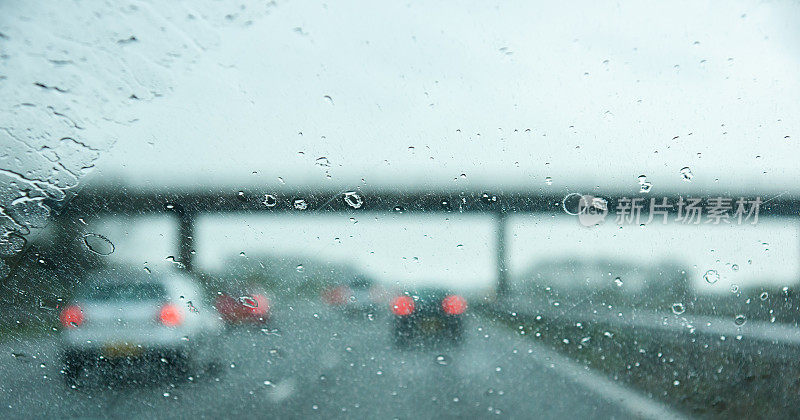 英国高速公路旅程中大雨与雨滴集中在挡风玻璃上