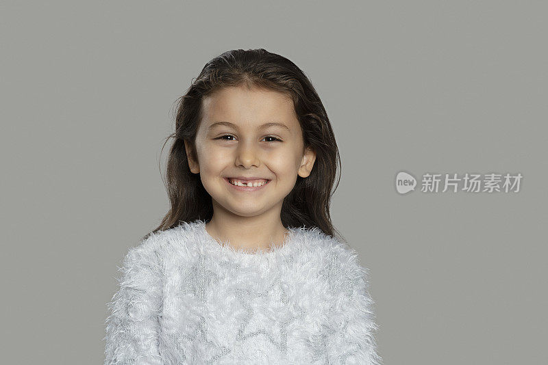 可爱的小女孩肖像在灰色的背景