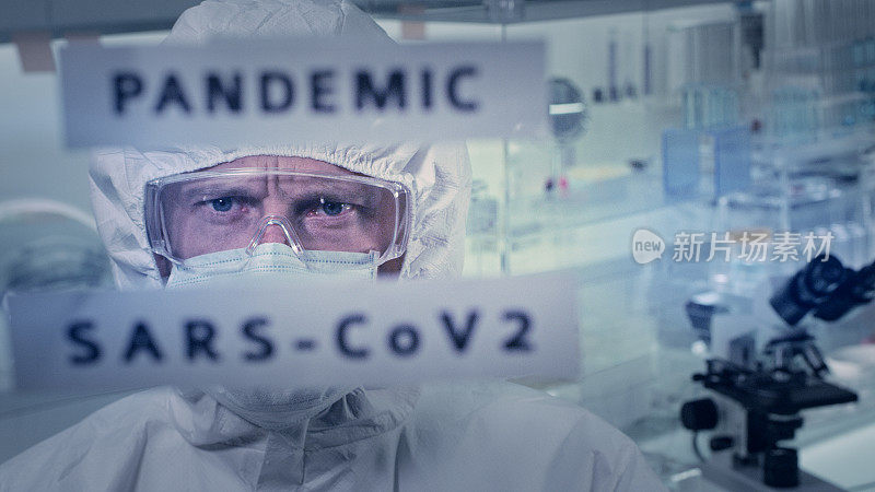 看看单词“Pandemic”和“Sars-CoV2”。象征性的实验室斗争。带防毒面具的医护人员
