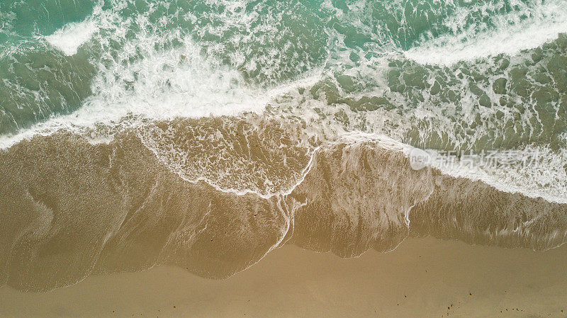 上图的蓝绿色海浪横扫棕榈滩，佛罗里达海岸