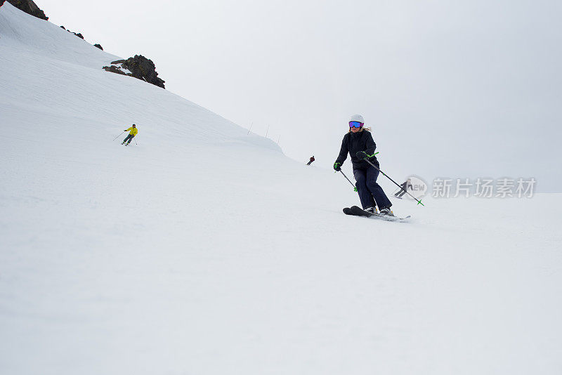 一群朋友一起滑雪