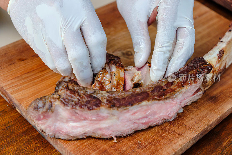 战斧肋眼牛排晚餐