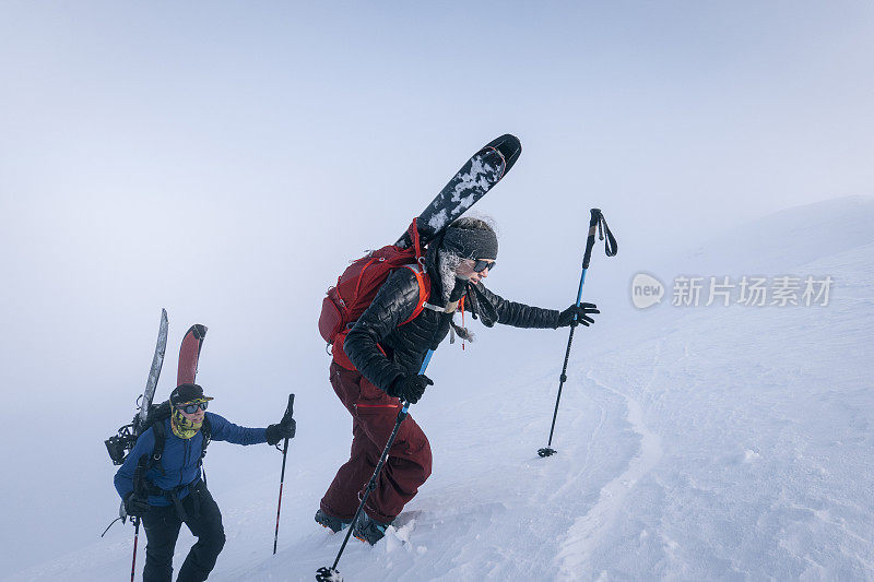 滑雪登山运动员攀登积雪的山脊线