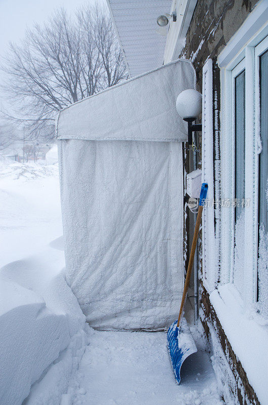 暴风雪期间的家门口