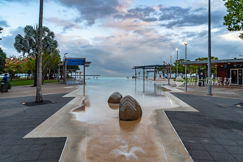 澳大利亚昆士兰凯恩斯滨海广场上的热带游泳泻湖