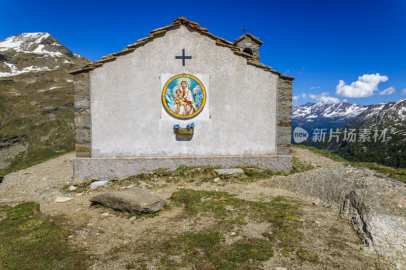 教堂教堂之上的田园诗白云石阿尔卑斯风景-大天堂，意大利