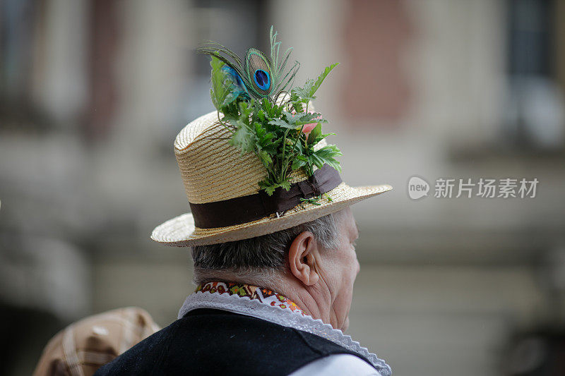 细节与传统的罗马尼亚男子草帽，装饰鲜花，树叶和孔雀羽毛。