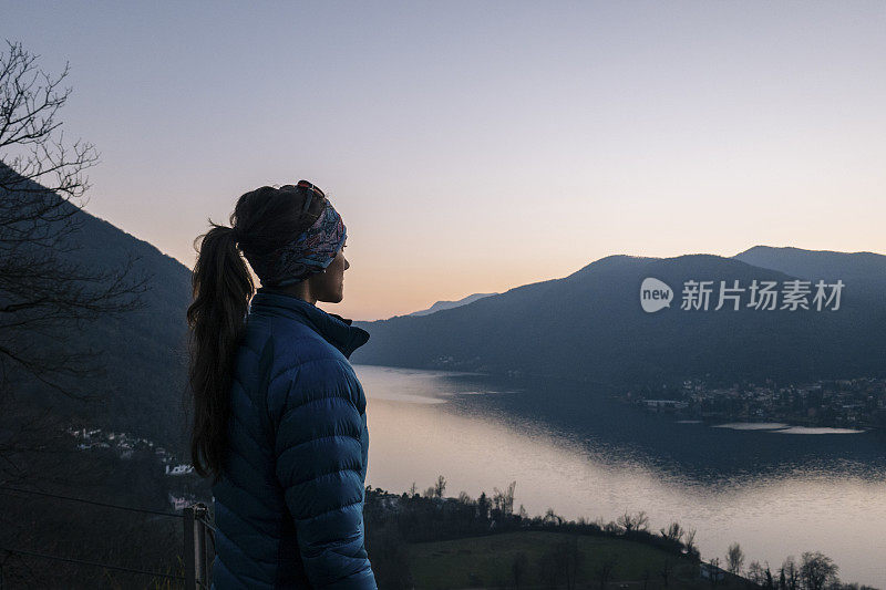 女性徒步旅行者在湖泊和欧洲阿尔卑斯山上行走