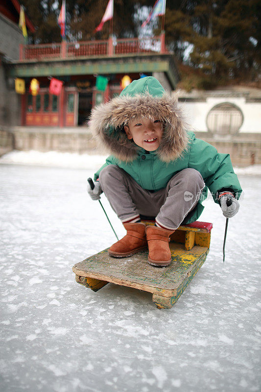 在北京的颐和园里，孩子们在湖上结冰，享受滑雪、滑冰、冰上自行车的乐趣。