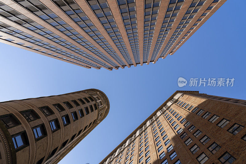 蓝天映衬下的企业建筑。低角度向上看照片。