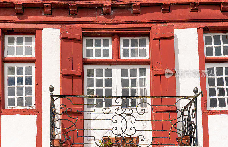 埃斯佩莱特村的传统巴斯克房屋，红色木制品