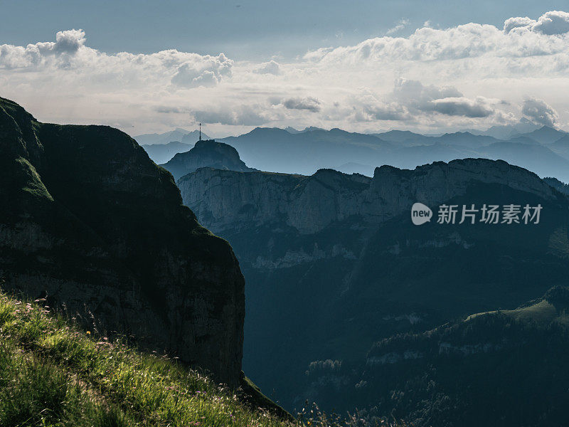 阿彭策尔的山峰，阳光明媚