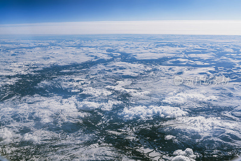 冬季高空空中景观:被冰雪覆盖的冻土上空的云。挪威，斯堪的那维亚，北欧。