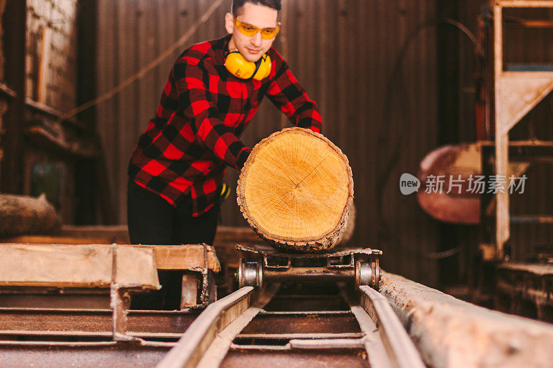木材生产厂的锯木厂工人