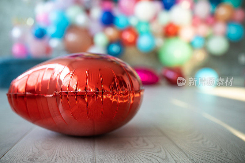 木地板上的心形氦气球