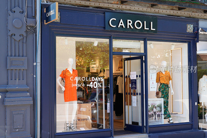 卡罗尔标志标志的服装正面的法国商店为妇女