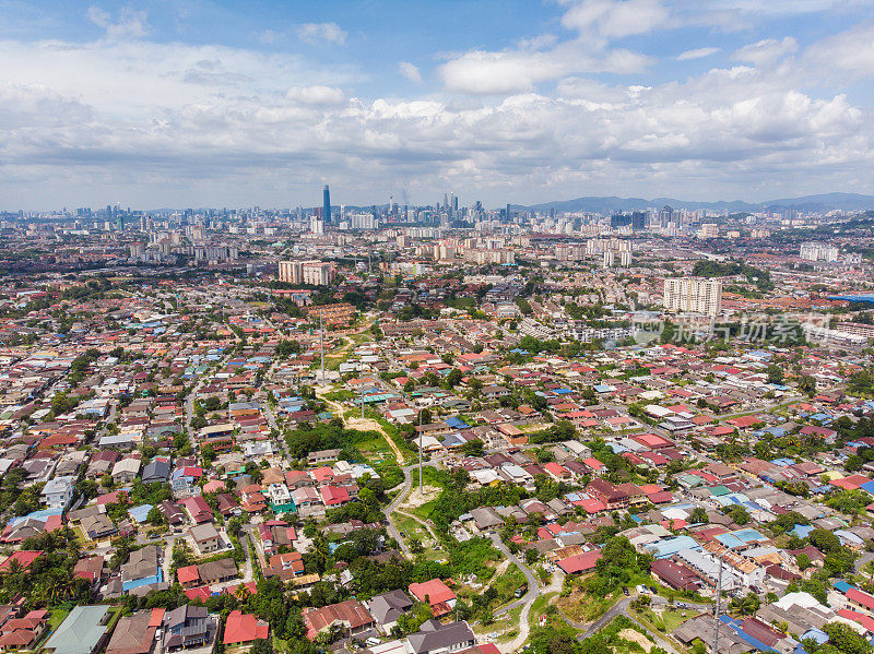 整个吉隆坡的全景从城市的远郊。马来西亚。无人机航拍镜头