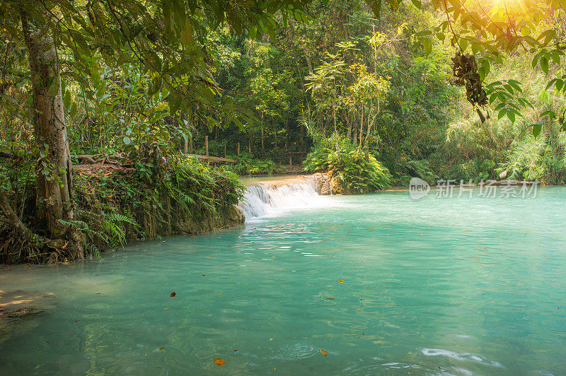 老挝琅勃拉邦，famaus旅游景点旷斯瀑布的自然景观