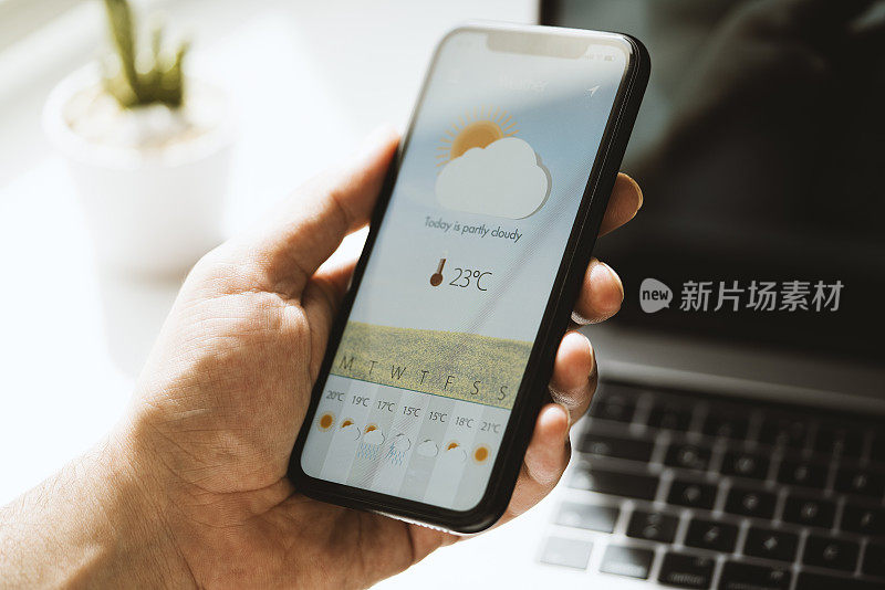 手机屏幕上的天气预报应用程序