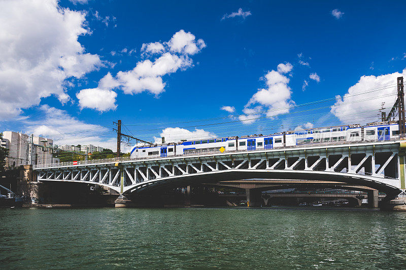 一列法国区域特快列车在里昂市汇流区金属铁路桥上穿过索恩河