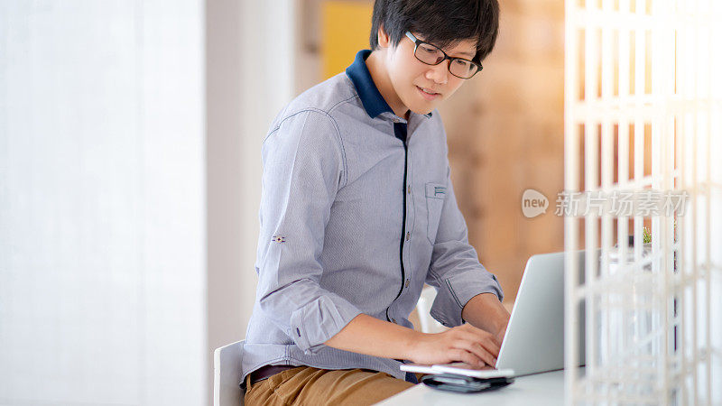 亚洲人在家庭办公室使用笔记本电脑