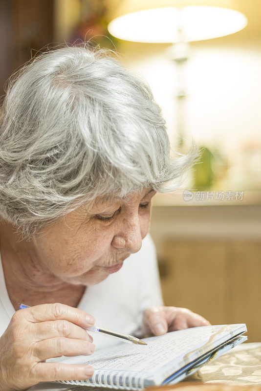 妇女阅读笔记在一个纸记事本日记