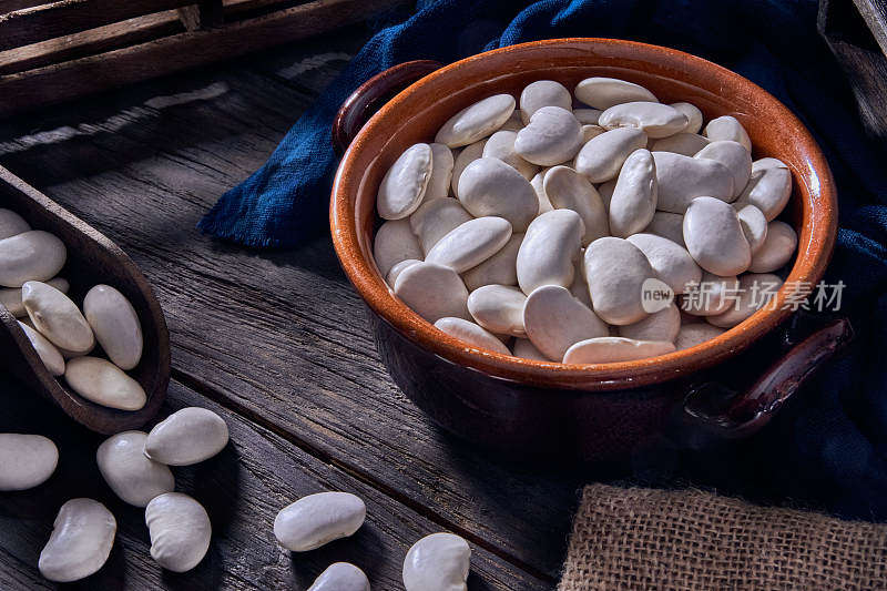 近距离低调的形象，白豆在木锅上，在质朴的木桌